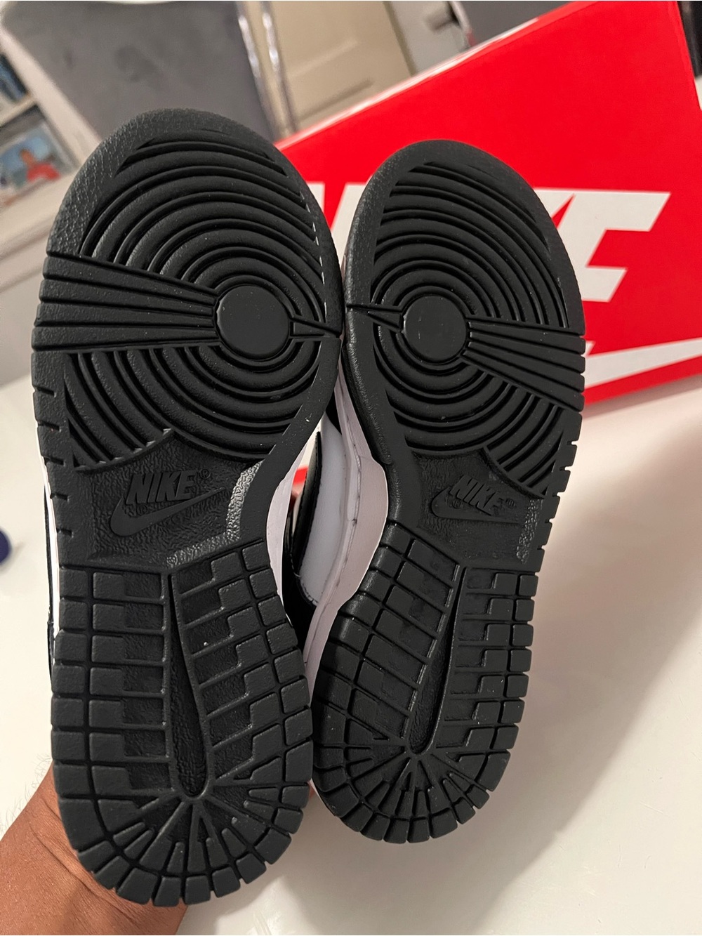 W NIKE Black and White Low-Top Sneakers - Picture 5 of 7